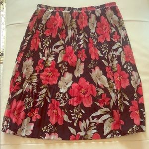 Almost NEW Pleated skirt eye catching floral print